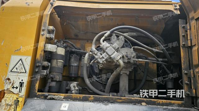 液压泵舱室正面整体(整机外观) 液压泵舱室正面整体(整机外观)