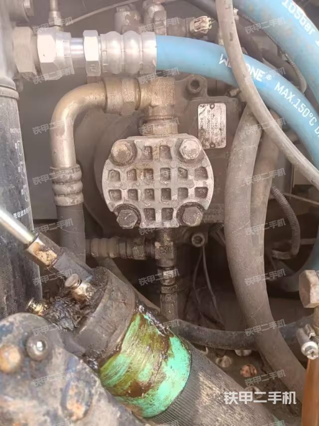 液壓泵艙室正面整體(整機外觀) 液壓泵艙室正面整體(整機外觀)