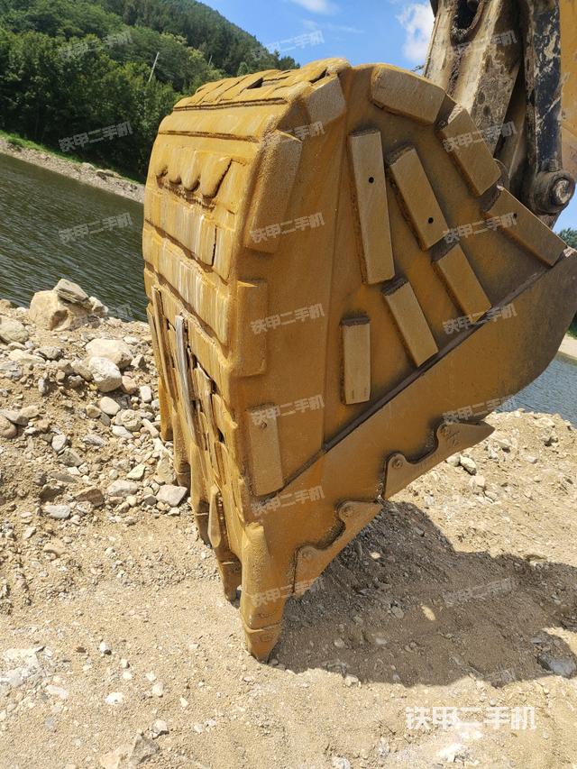 铲斗右后整体(工作和回转装置) 铲斗右后整体(工作和回转装置)