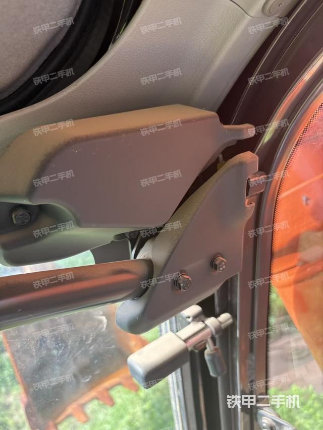 驾驶室左前45度(驾驶室部分) 驾驶室左前45度(驾驶室部分)