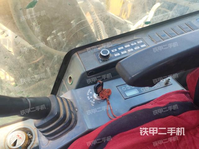 座椅右侧控制台/钥匙门/油门/含右手柄(驾驶室部分) 座椅右侧控制台/钥匙门/油门/含右手柄(驾驶室部分)