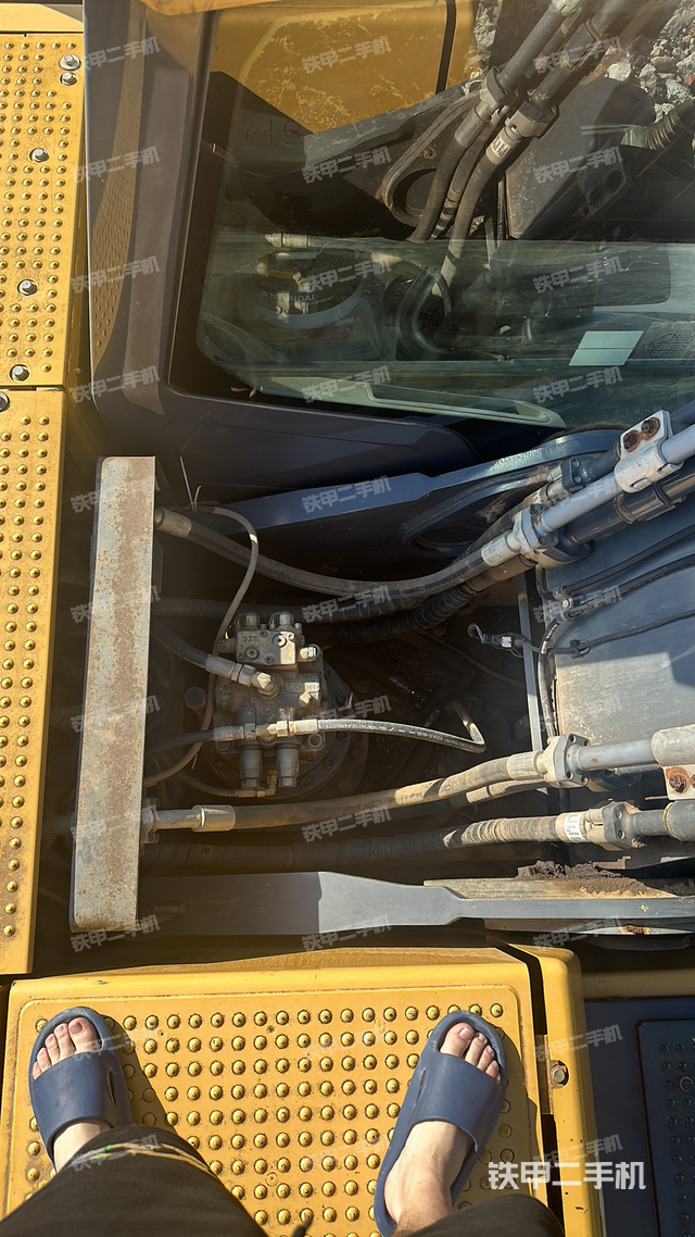 回转马达和主控阀（整机外观）