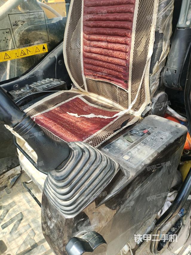 座椅左侧控制台/音响/含左手柄(驾驶室部分) 座椅左侧控制台/音响/含左手柄(驾驶室部分)