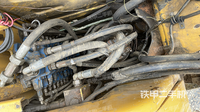 回转马达和主控阀（整机外观）