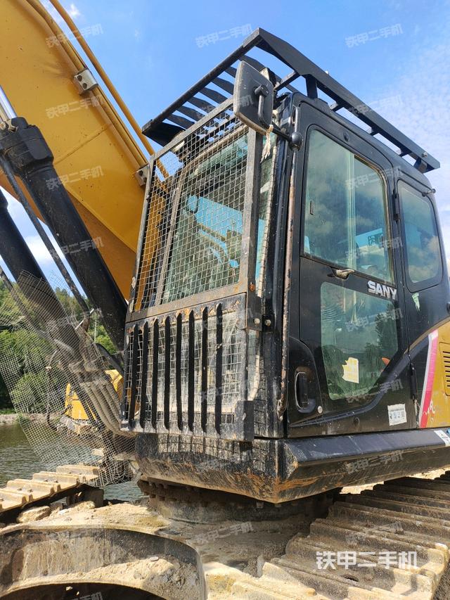 驾驶室左前45度(驾驶室部分) 驾驶室左前45度(驾驶室部分)