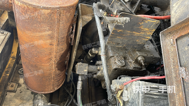 液压泵舱室正面整体（整机外观）