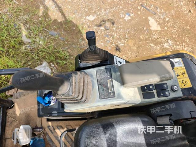 座椅左侧控制台/音响/含左手柄(驾驶室部分) 座椅左侧控制台/音响/含左手柄(驾驶室部分)