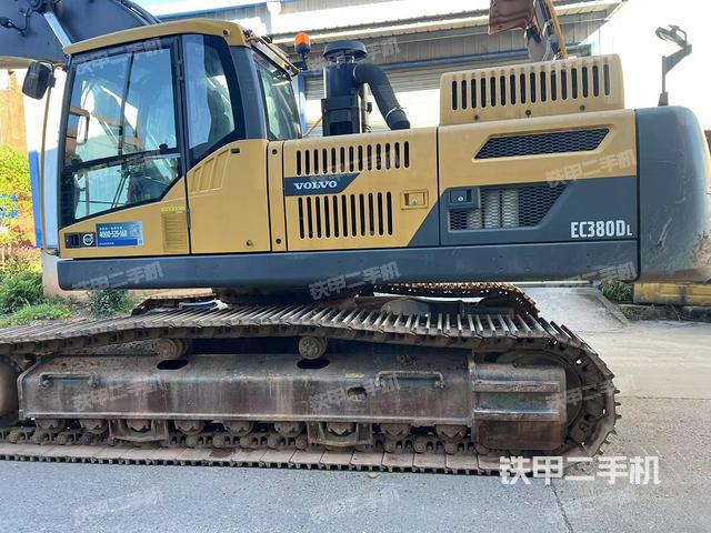 单侧履带整体(整机外观) 单侧履带整体(整机外观)