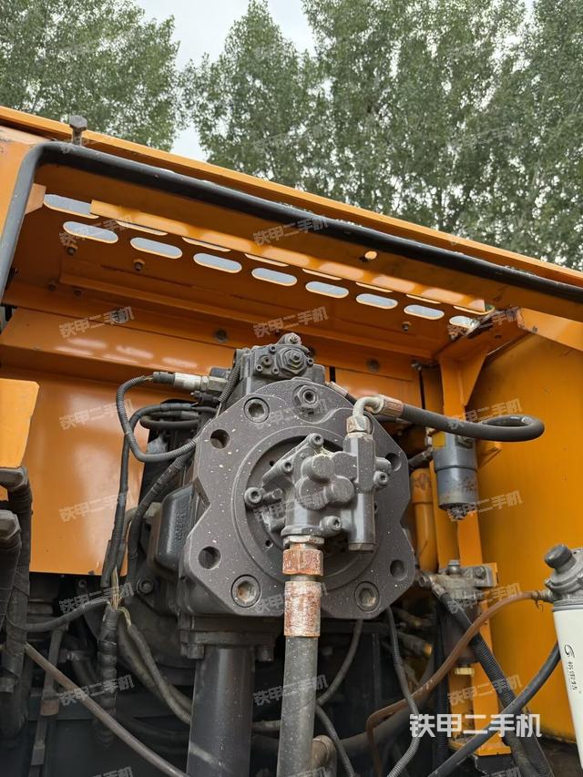 液壓泵艙室正面整體（整機外觀）