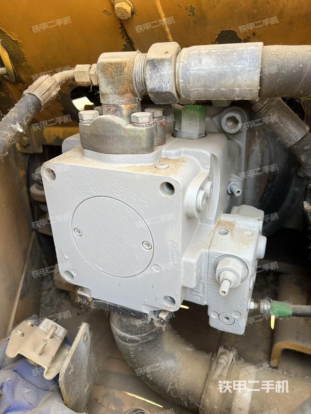 液压泵舱室正面整体(整机外观) 液压泵舱室正面整体(整机外观)