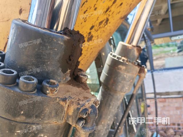 小臂整体右前(工作和回转装置) 小臂整体右前(工作和回转装置)