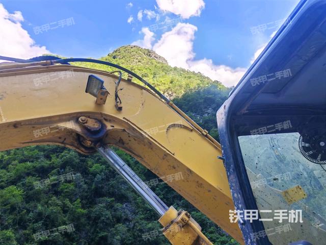转盘和下车架正前(工作和回转装置) 转盘和下车架正前(工作和回转装置)