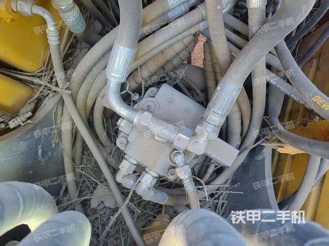 回转马达和主控阀(整机外观) 回转马达和主控阀(整机外观)