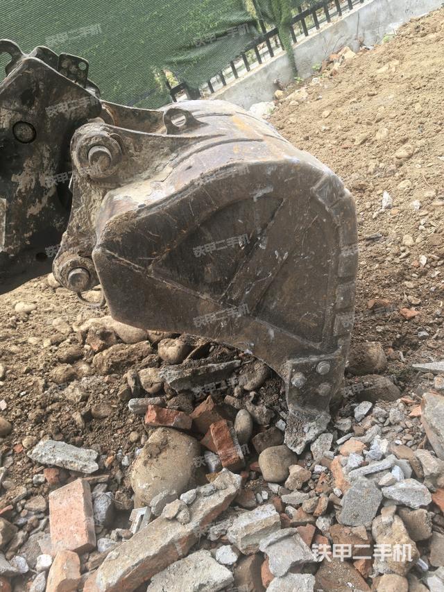 铲斗右后整体(工作和回转装置) 铲斗右后整体(工作和回转装置)