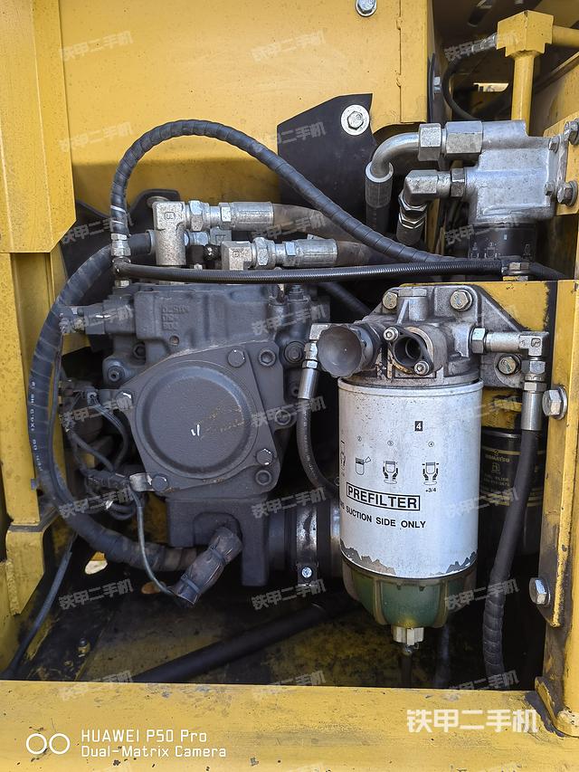 液压泵舱室正面整体（整机外观）