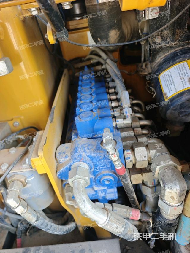 回轉(zhuǎn)馬達(dá)和主控閥（整機(jī)外觀）