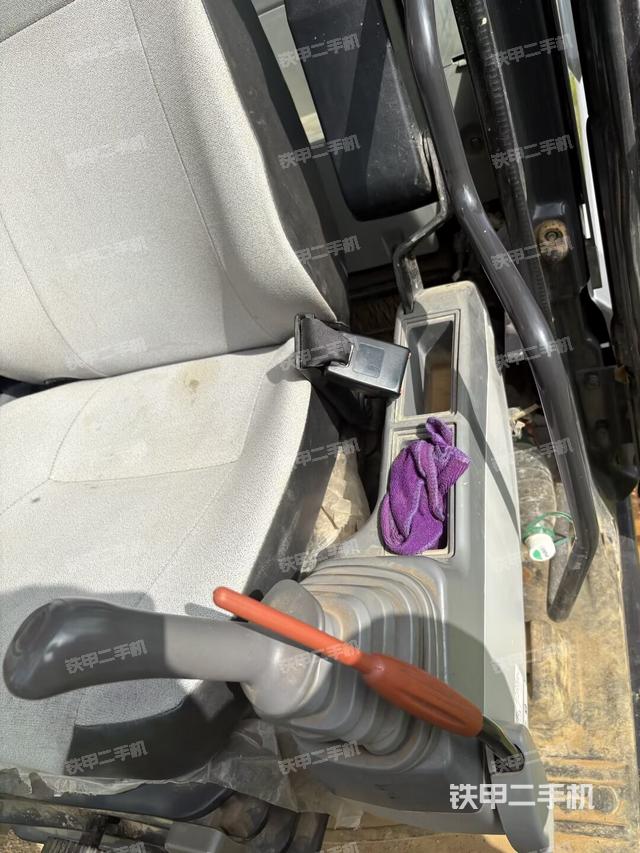 座椅左侧控制台/音响/含左手柄(驾驶室部分) 座椅左侧控制台/音响/含左手柄(驾驶室部分)