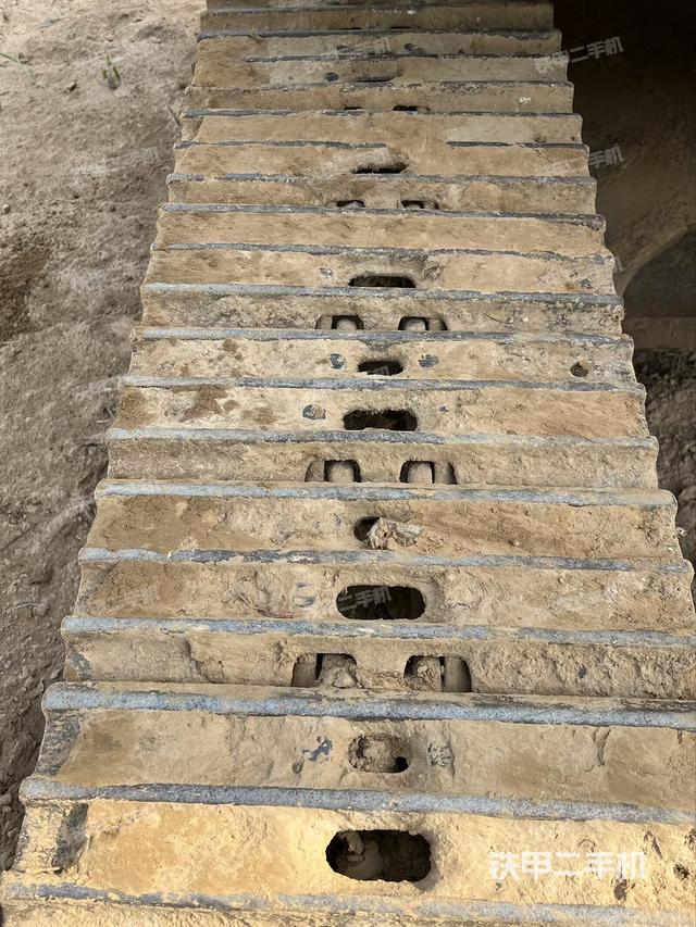 单侧履带整体(整机外观) 单侧履带整体(整机外观)