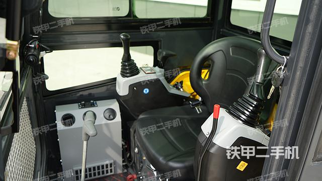 回轉(zhuǎn)馬達和主控閥（整機外觀）