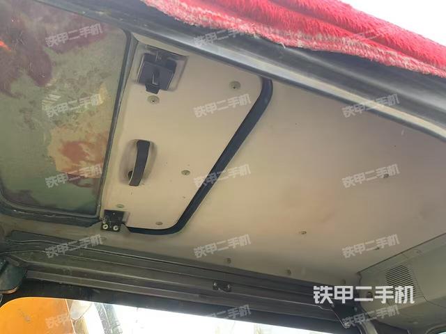 驾驶室顶部(整机外观) 驾驶室顶部(整机外观)