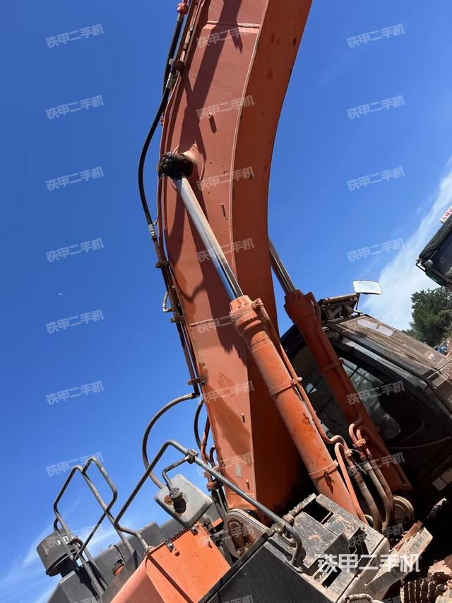 大臂油缸整体 竖拍(工作和回转装置) 大臂油缸整体 竖拍(工作和回转装置)
