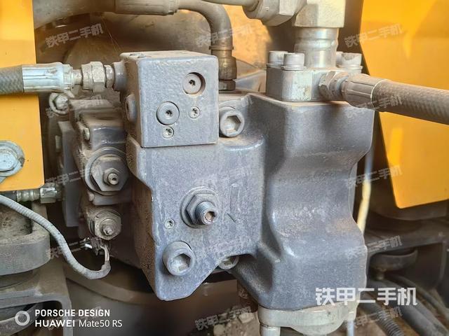 液压泵舱室正面整体(整机外观) 液压泵舱室正面整体(整机外观)