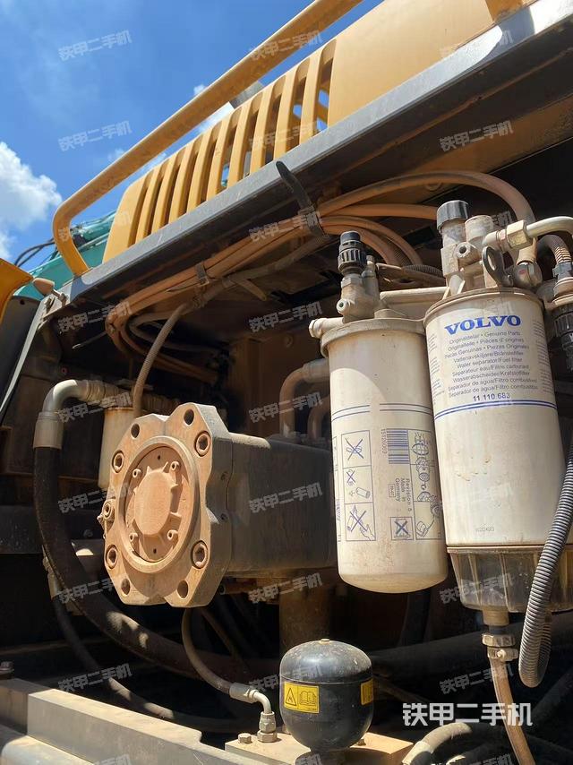 液压泵舱室正面整体(整机外观) 液压泵舱室正面整体(整机外观)