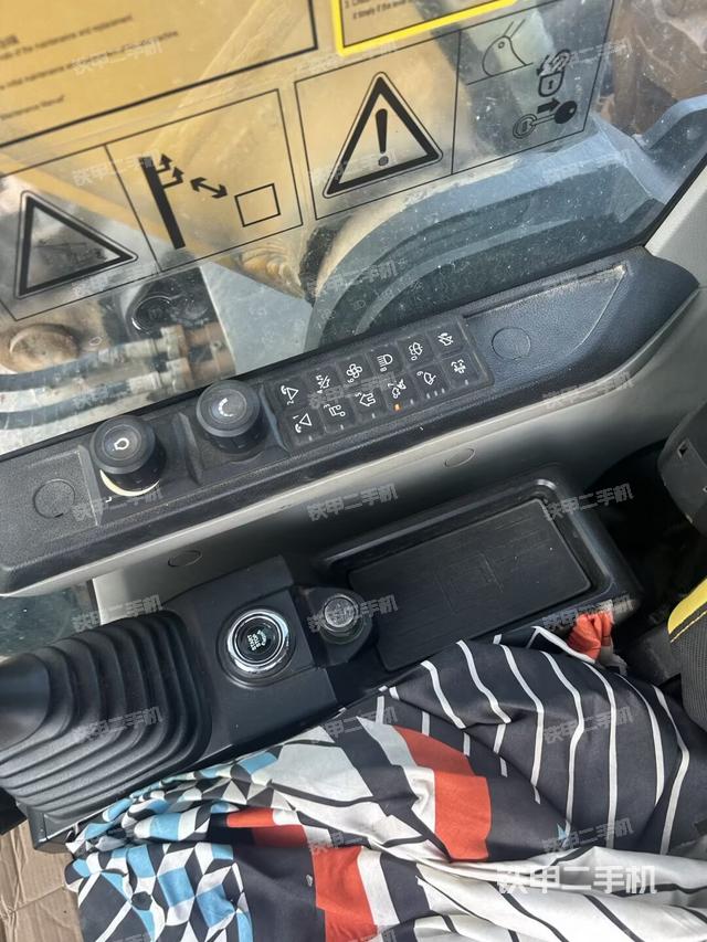 后窗玻璃角标(驾驶室部分) 后窗玻璃角标(驾驶室部分)