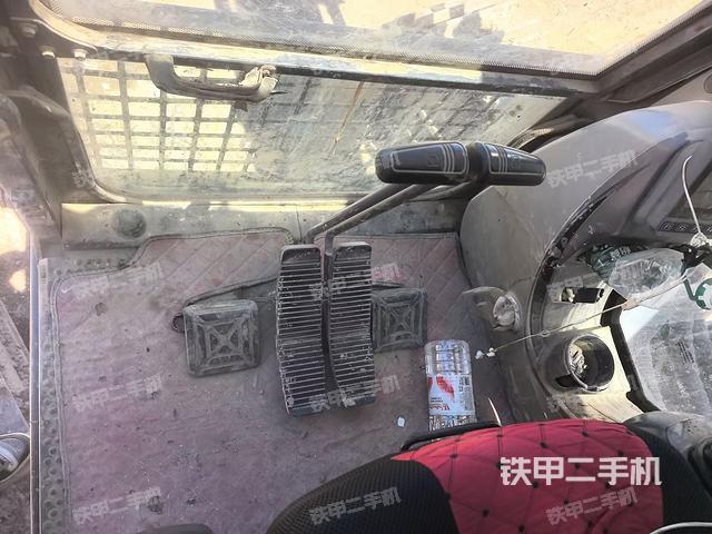 行走控制手柄和踏板 俯拍(驾驶室部分) 行走控制手柄和踏板 俯拍(驾驶室部分)