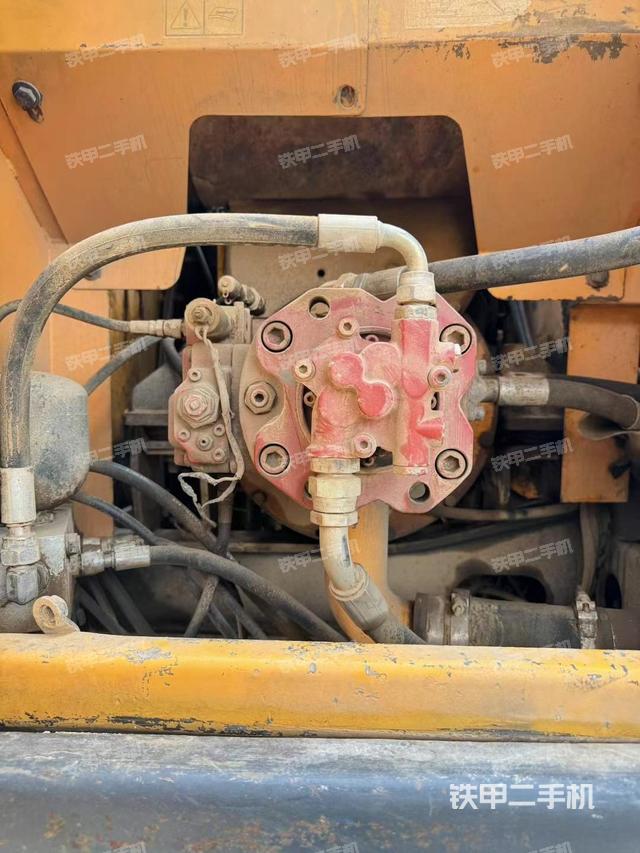 液压泵舱室正面整体(整机外观) 液压泵舱室正面整体(整机外观)