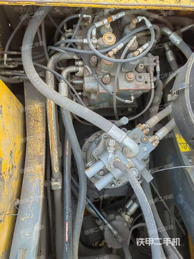 回轉(zhuǎn)馬達(dá)和主控閥（整機(jī)外觀）