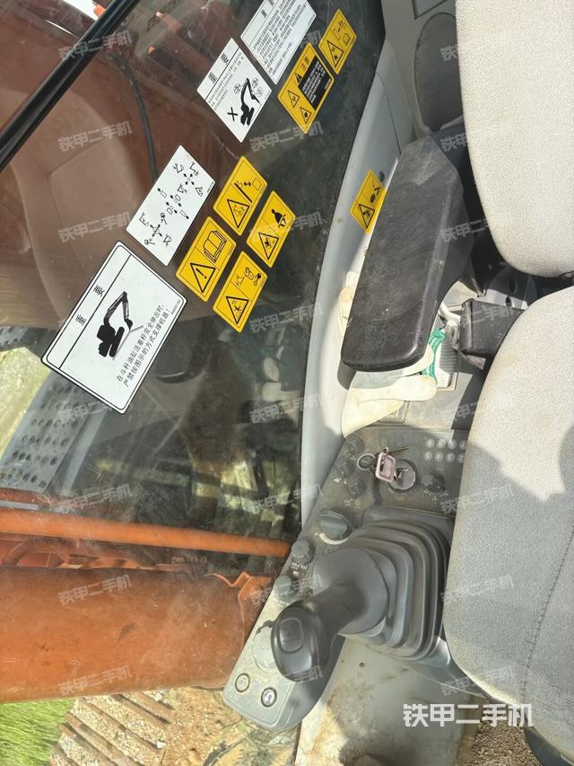 座椅右侧控制台/钥匙门/油门/含右手柄(驾驶室部分) 座椅右侧控制台/钥匙门/油门/含右手柄(驾驶室部分)