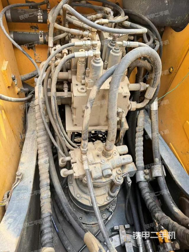 回转马达和主控阀(整机外观) 回转马达和主控阀(整机外观)