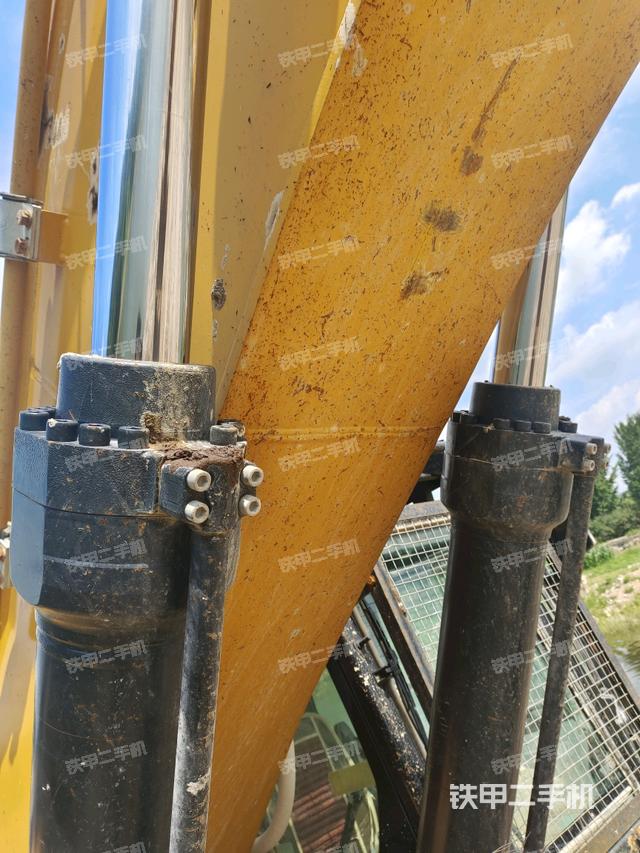 大臂油缸整体 竖拍(工作和回转装置) 大臂油缸整体 竖拍(工作和回转装置)