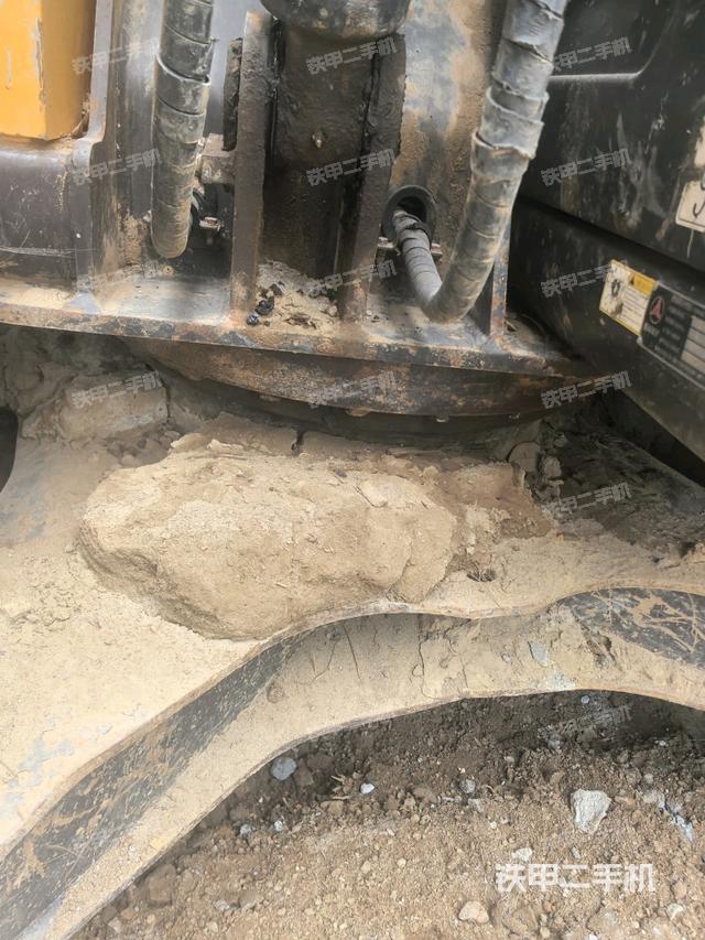 转盘和下车架正前(工作和回转装置) 转盘和下车架正前(工作和回转装置)