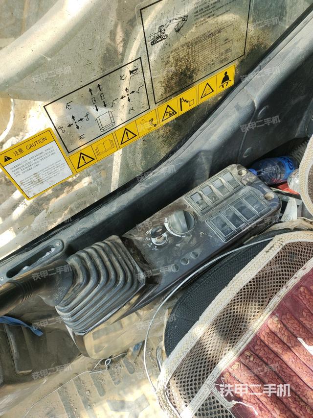 座椅右侧控制台/钥匙门/油门/含右手柄(驾驶室部分) 座椅右侧控制台/钥匙门/油门/含右手柄(驾驶室部分)