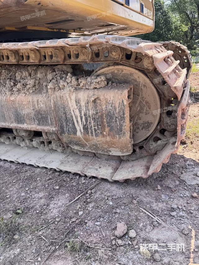 左驅(qū)動輪（行走機構(gòu)）