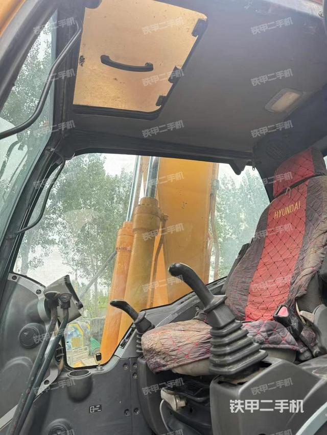 驾驶室整体(整机外观) 驾驶室整体(整机外观)