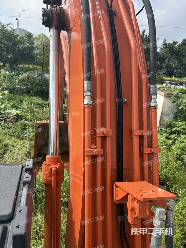 铲斗右后整体(工作和回转装置) 铲斗右后整体(工作和回转装置)