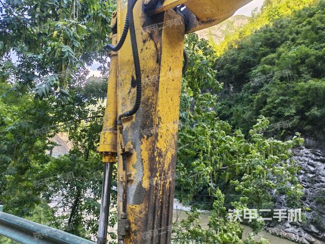 小臂整体右前(工作和回转装置) 小臂整体右前(工作和回转装置)