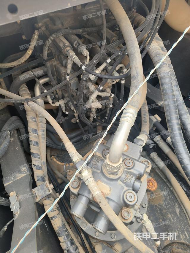 回轉(zhuǎn)馬達(dá)和主控閥（整機(jī)外觀）