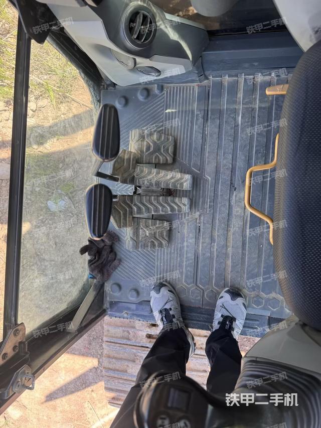 行走控制手柄和踏板?俯拍（駕駛室部分）