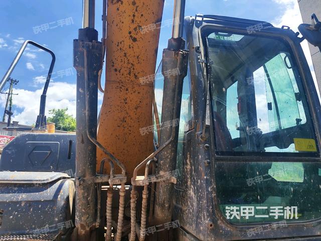 大臂油缸整体 竖拍(工作和回转装置) 大臂油缸整体 竖拍(工作和回转装置)