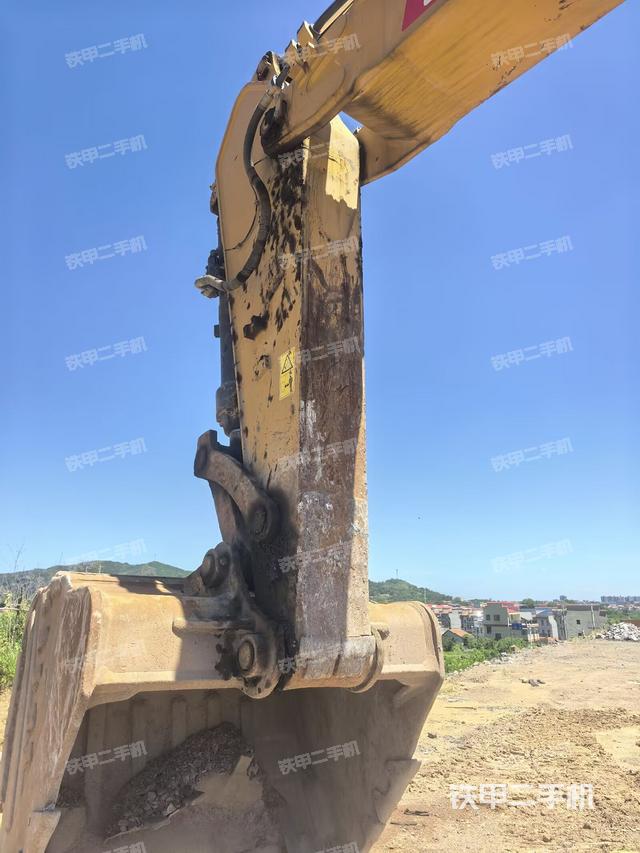 小臂整体左后(工作和回转装置) 小臂整体左后(工作和回转装置)
