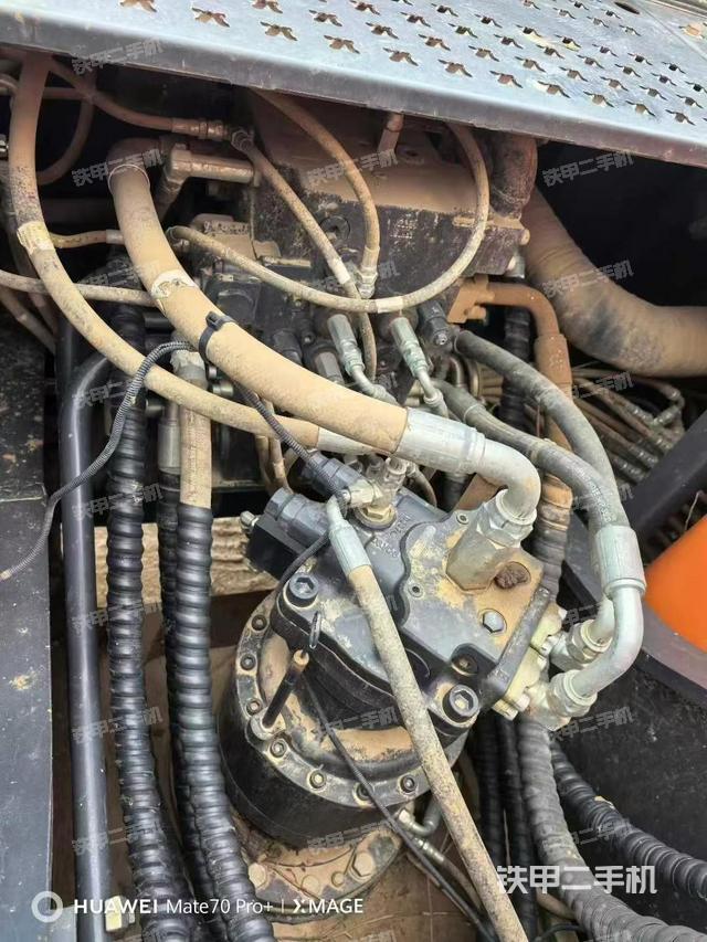 回轉(zhuǎn)馬達(dá)和主控閥（整機(jī)外觀）