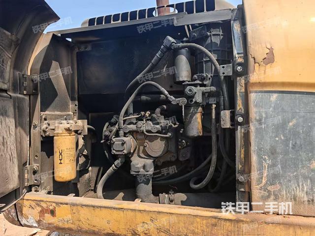 液压泵舱室正面整体(整机外观) 液压泵舱室正面整体(整机外观)