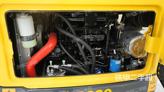 液壓泵艙室正面整體（整機外觀）