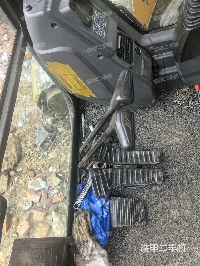 行走控制手柄和踏板 俯拍(驾驶室部分) 行走控制手柄和踏板 俯拍(驾驶室部分)