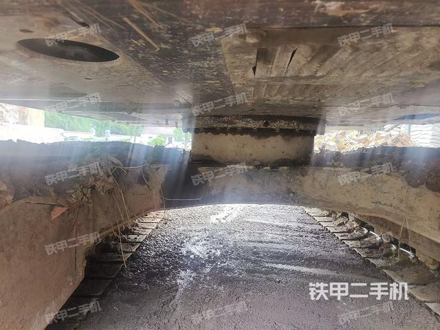 转盘和下车架正前(工作和回转装置) 转盘和下车架正前(工作和回转装置)