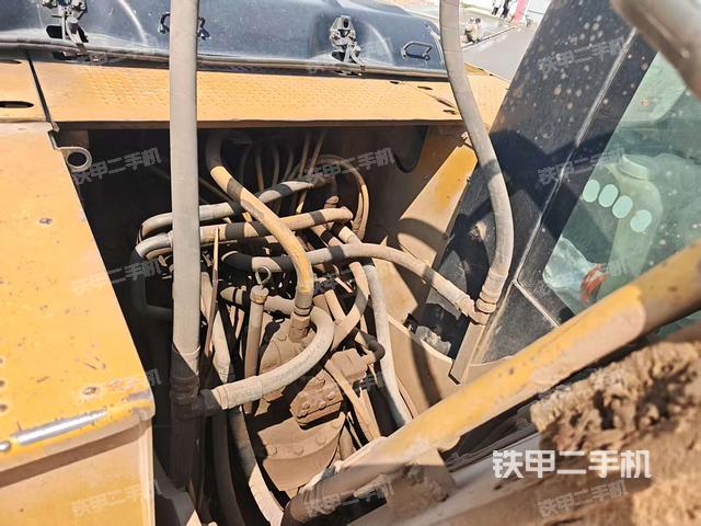 回转马达和主控阀(整机外观) 回转马达和主控阀(整机外观)